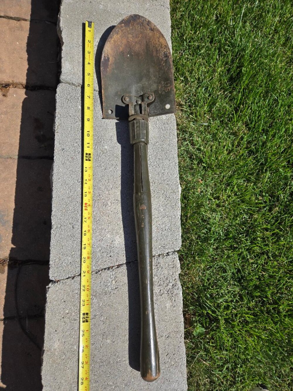 US Vietnam Era M1951 Entrenching Tool AMES 1966 (cracked wood handle)